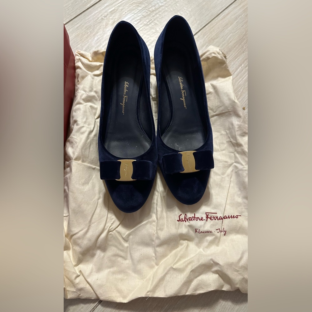 Ferragamo Vara V 3 cm Oxford Blue, Authentic